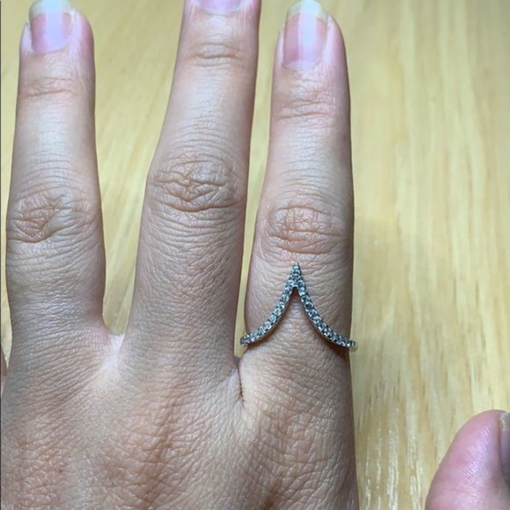 V‎ diamond paved ring